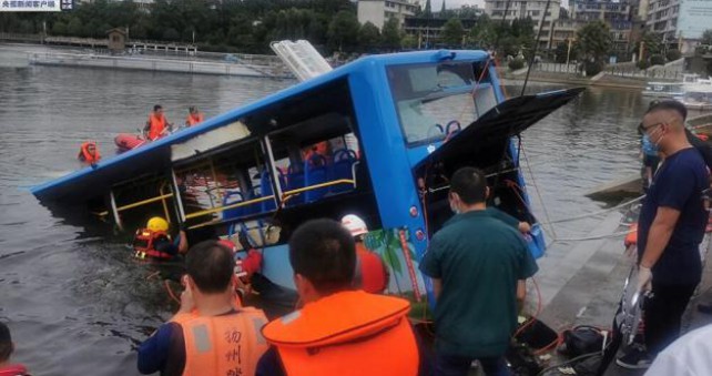 Kina: Autobus sletio u jezero, poginula 21 osoba