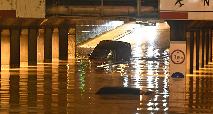 Herojski čin tokom poplava u Zagrebu: Žena skočila i spasila muškarca iz automobila koji tone