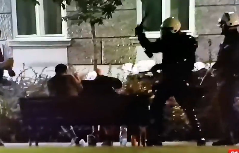 Beograd: Policija pendrecima tuče mladiće koji mirno sjede na klupi