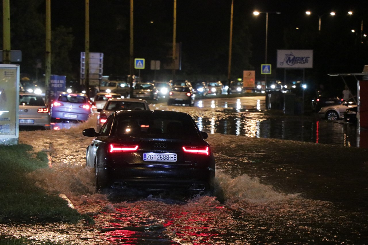 Tuzla: Olujno nevrijeme prouzrokovalo kvarove na semaforima na četiri raskrsnice