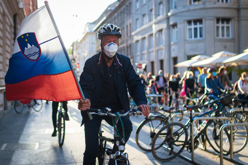 Slovenija od subote dopušta veća javna okupljanja, sajmove, sportske događaje