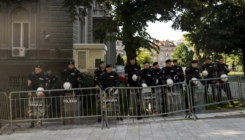 Beograd pred najavljene proteste: Policija s opremom za razbijanje demonstracija oko zgrade Skupštine