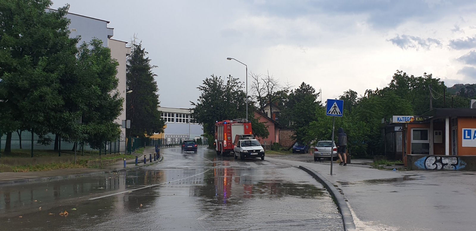 Tuzla: Vatrogasci intervenisali zbog bujičnih voda i udara groma