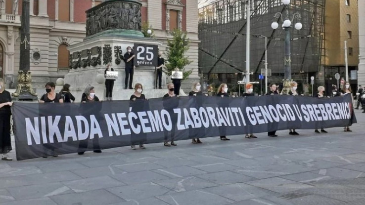 Žene u crnom došle u Potočare iz Srbije da odaju počast nevino ubijenim žrtvama genocida