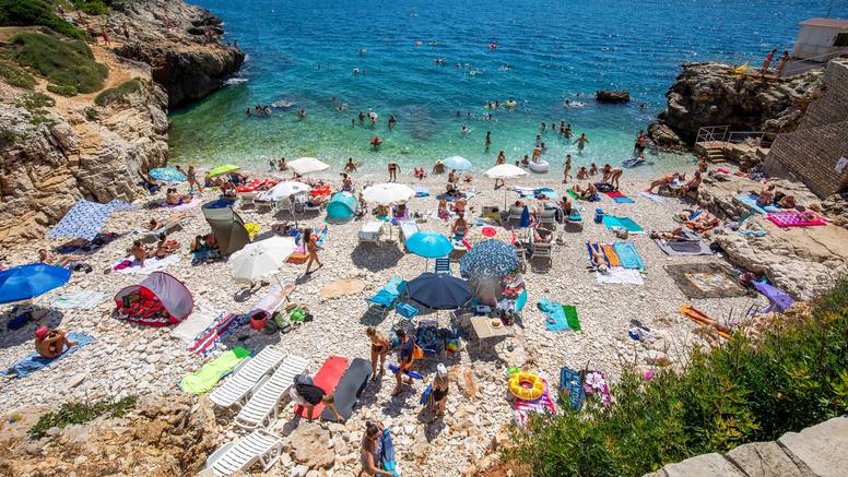 Crna Gora: Na plaži otvorila frižider, a onda se šokirala prizorom