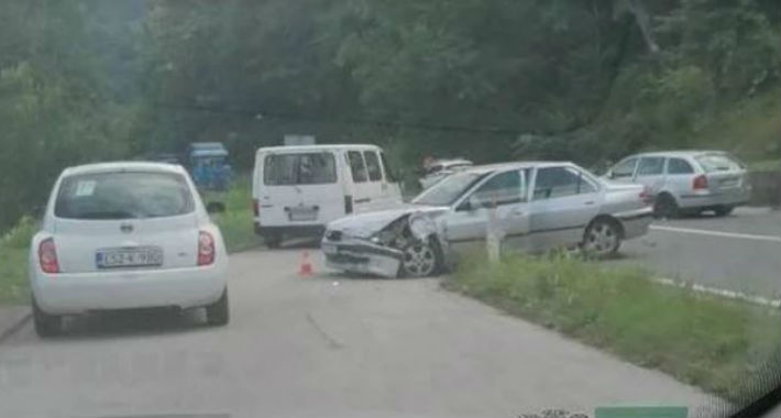 Povrijeđeno više osoba u sudaru dva automobila