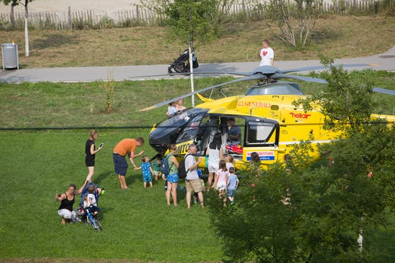 Dok su medicinari spažavali život prolaznici snimali selfie pored spasilačkog helikoptera