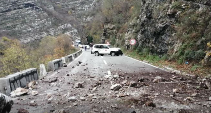 Crna Gora: Stijena pala na automobil, poginuo muškarac