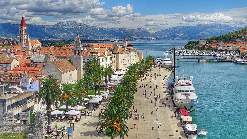 Potonuo brod kod Trogira, putnici spašeni