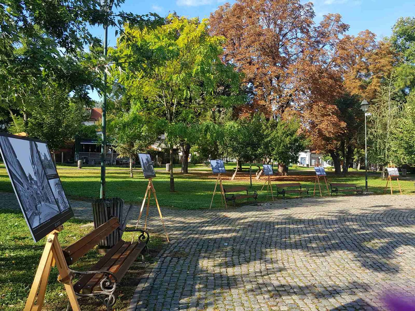 Tuzla: Postavljena izložba fotografija "Između memorije i zaborava" u Centralnom gradskom parku