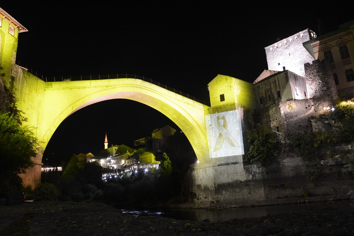 Stari most u zlatnoj boji kao znak podrške djeci oboljeloj od raka