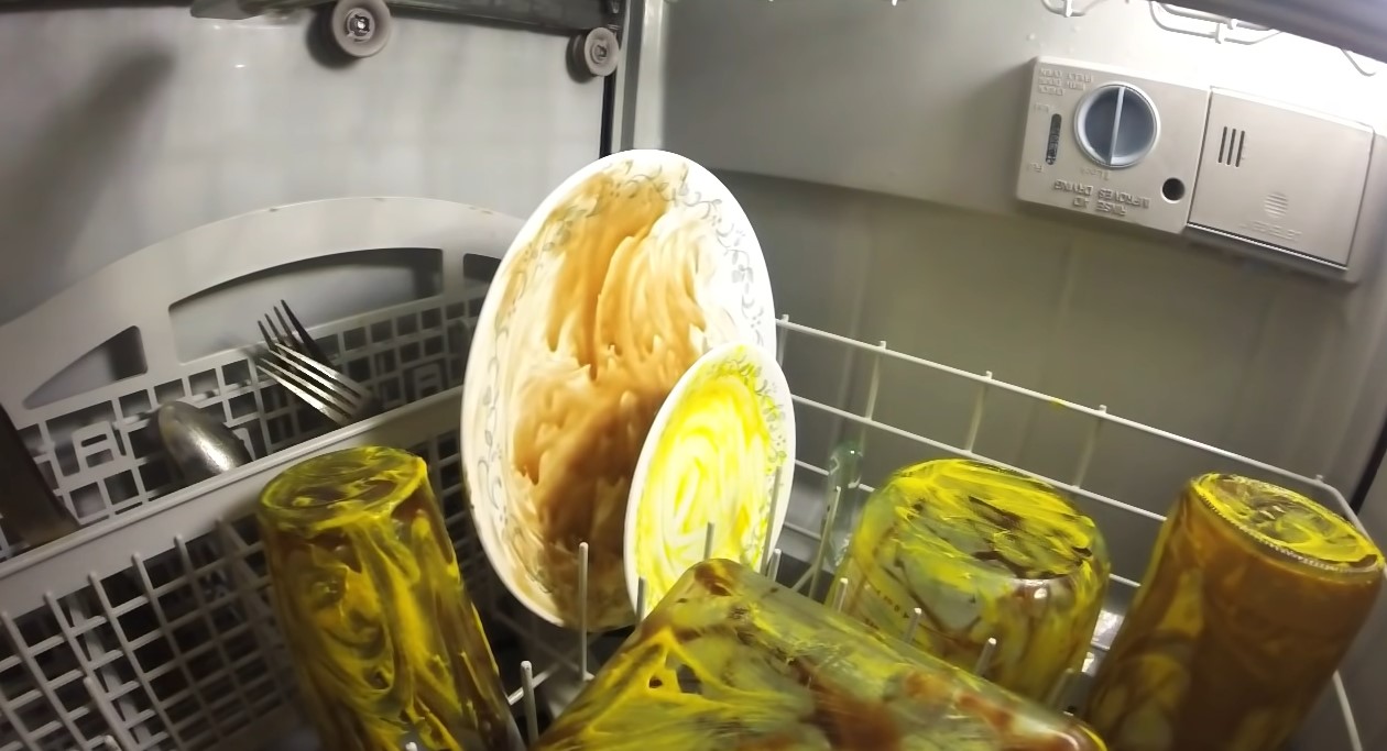 Kamerom snimio šta se sve događa u mašini za suđe kad je uključite