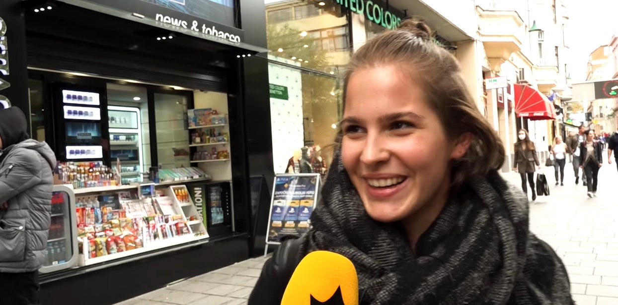 Brz i iskren odgovor postao hit: Djevojku u Sarajevu pitali koja aplikacija na mobitelu joj je najbeskorisnija
