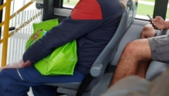 Fotografija gospodina iz Beograda sa maskom u autobusu hit na društvenim mrežama