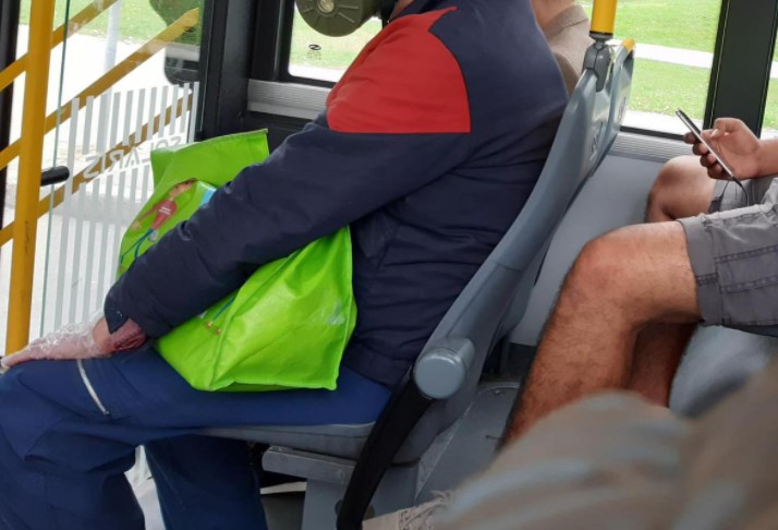 Fotografija gospodina iz Beograda sa maskom u autobusu hit na društvenim mrežama