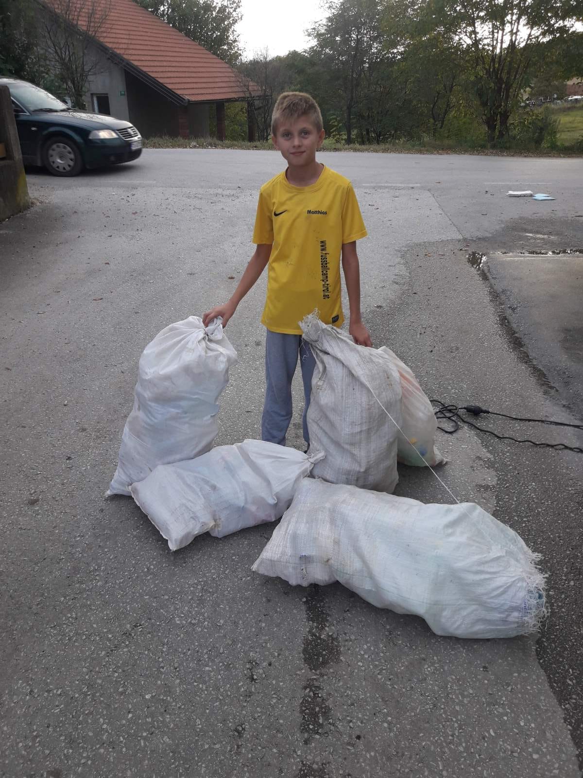 Učenik petog razreda od početka školske godine sakupio 770 plastičnih flaša