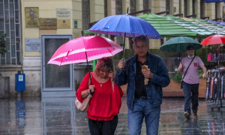 U noći sa subote na nedjelju kiša, pljuskovi i grmljavina