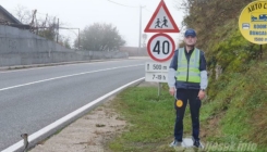 Na magistralnom putu M-17 postavljena maketa saobraćajnog policajca