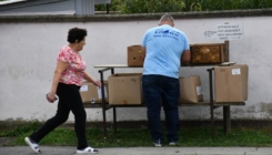 Postavio štand s jabukama ispred svoje kuće i porukom oduševio kupce