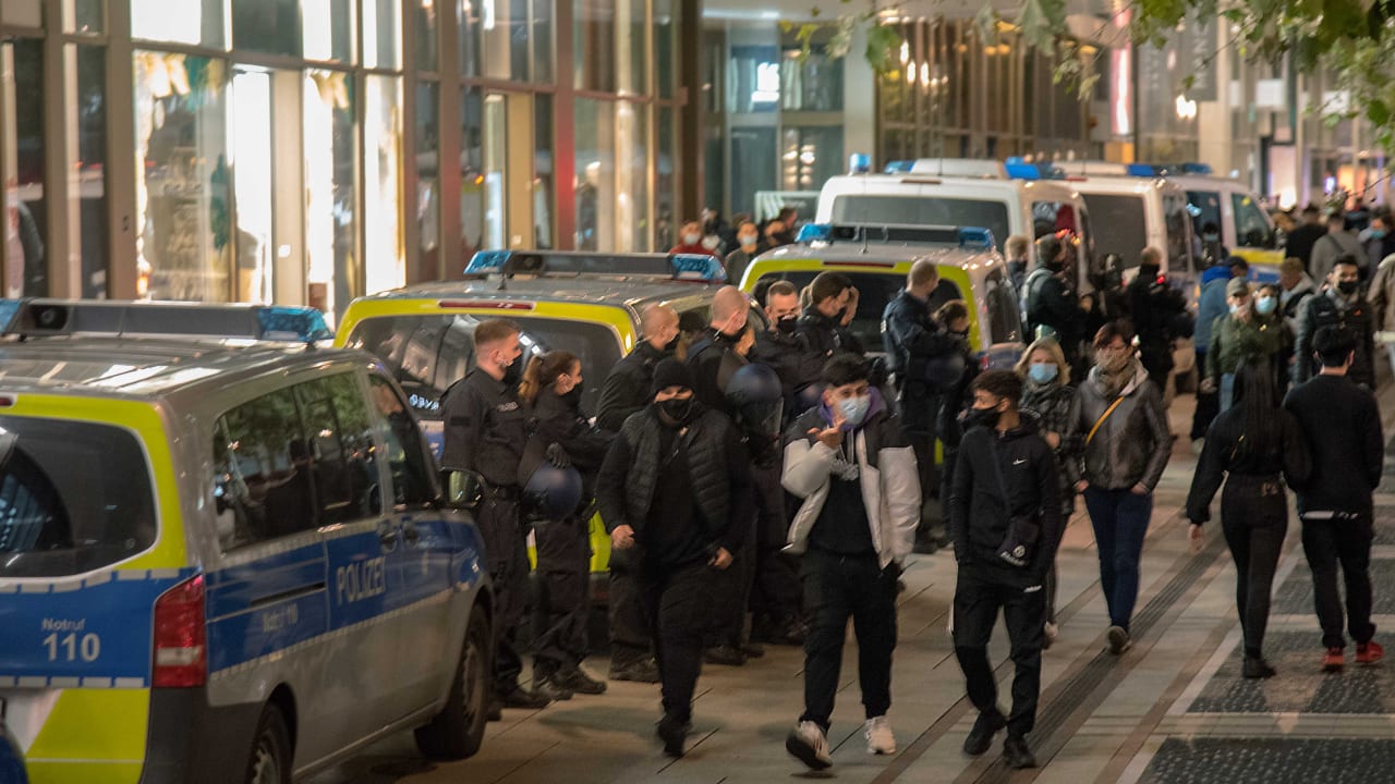 Prkoseći restrikcijama mladi demonstranti napali policiju u Frankfurtu