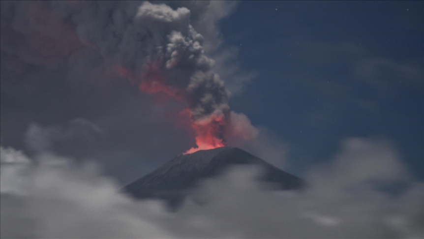 Eruptirao vulkan Ili Lewotolok u Indoneziji