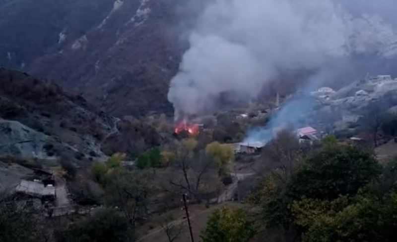 Nakon objave o predaji teritorija: Armenci Nagorno-Karabaha pale i napuštaju svoje domove