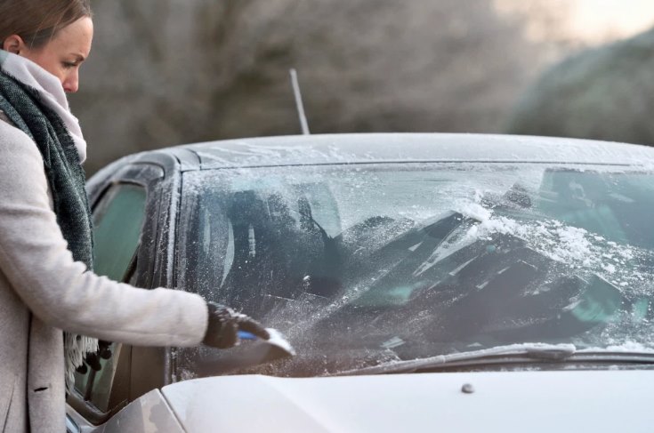 Ne može brže: Genijalan trik kako odlediti staklo na autu za 10 sekundi