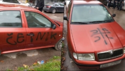 Na automobilu Žarka Vujovića ispisani uvredljivi grafiti "4S" i "četnik"