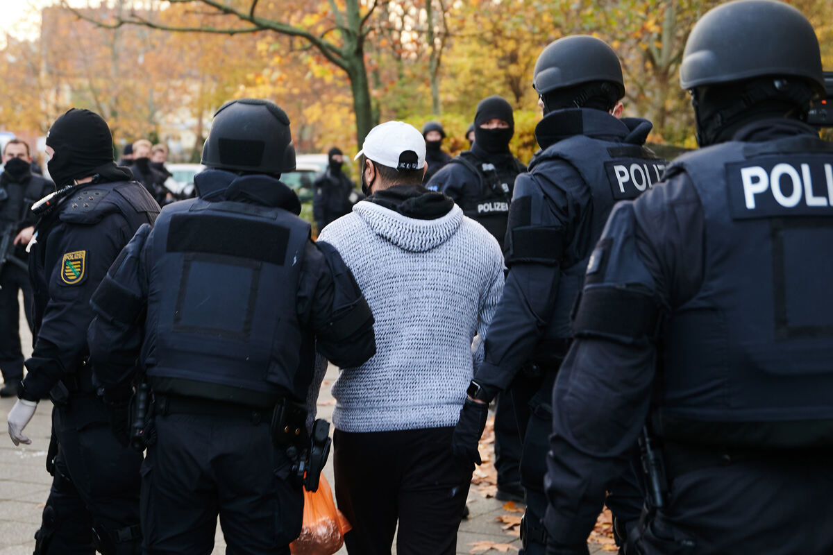 Racije i hapšenja dok njemačka policija istražuje krađu nakita u Dresdenu