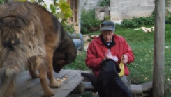 Reuf svaki dan prelazi 40 kilometara da bi nahranio svog psa 'Medu'