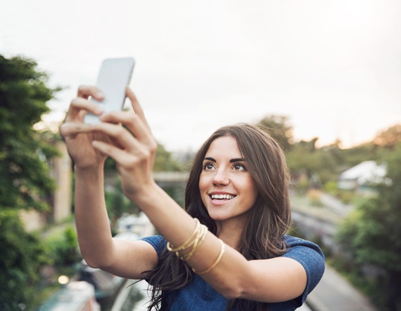 Mali trik s jezikom pomoći će da na fotografijama imate super fotogenični osmijeh