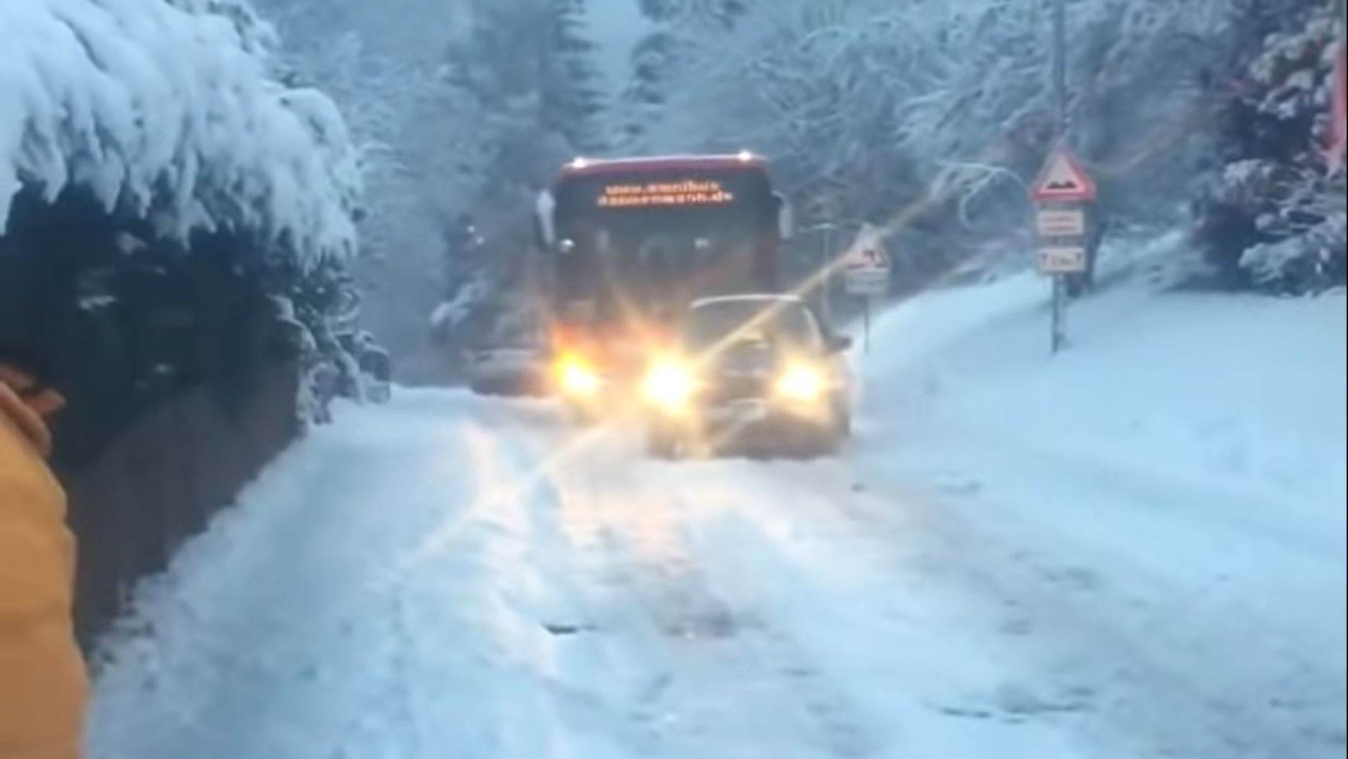 Autobus zapeo u snijegu, a onda se u akciju dao vozač Golfa III