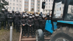 Tokom protesta poljoprivrednici traktorima pokušali ući u dvorište parlamenta