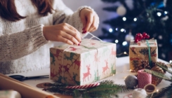 Šta ako vam prilikom ukrašavanja poklona nestane papira ili ljepljive trake? Pomoći će vam ovi trikovi