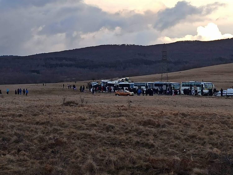 Nakon provedene noći u autobusima: Policija migrante vraća u kamp Lipa