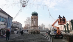 Tuzla: Komunalna služba počela sa tradicionalnim ukrašavanjem grada pred novogodišnje praznike