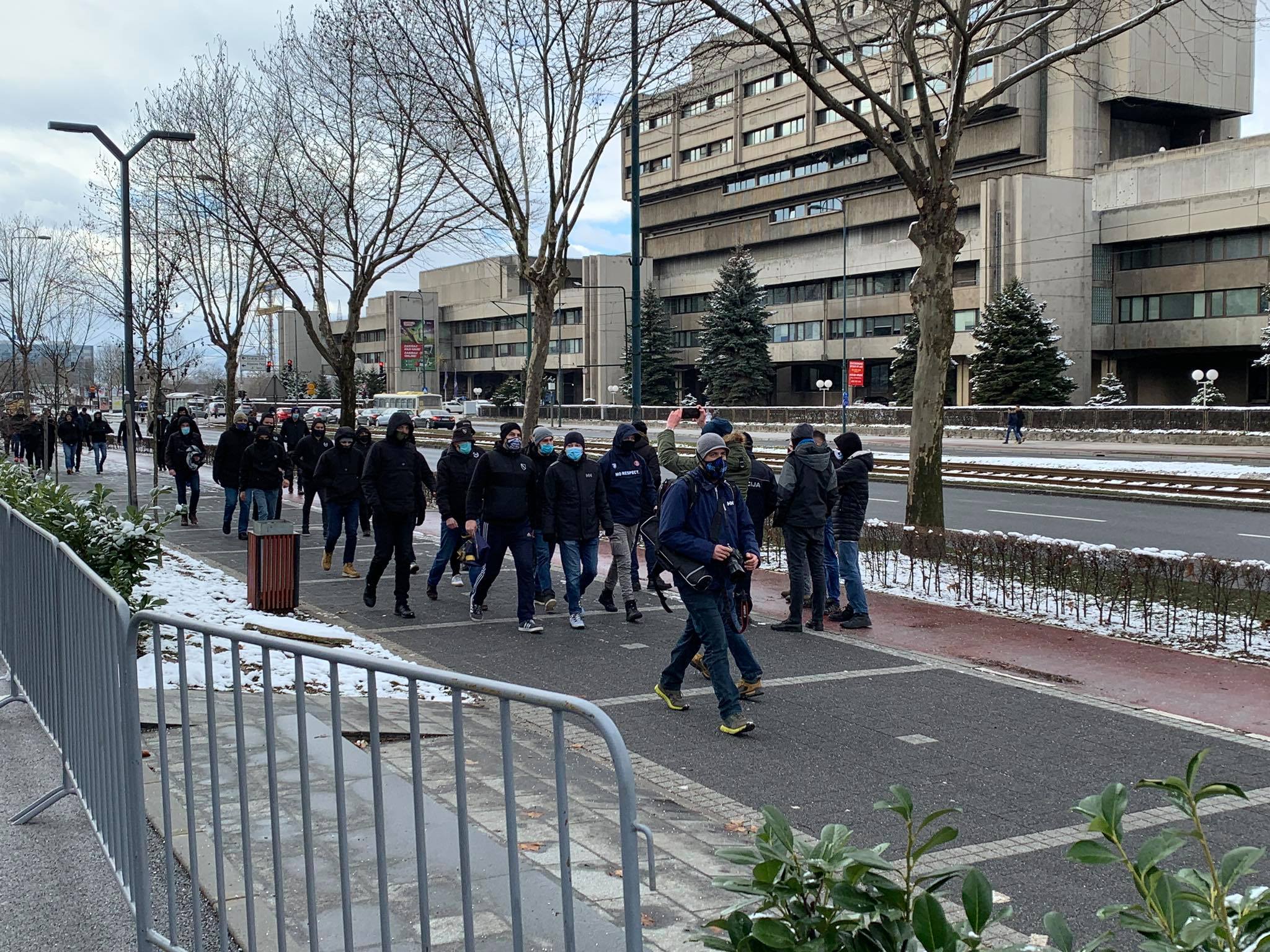 Nezadovoljni izborom Peteva za selektora: Okupili se BH Fanaticosi pred zgradom NSBiH