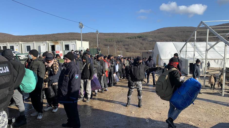 Oružane snage BiH montiraju vojne šatore u migrantskom kampu ‘Lipa’