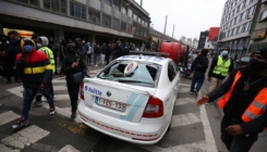 Neredi u Briselu: Demonstranti zapalili ulaz policijske stanice i policijsko vozilo