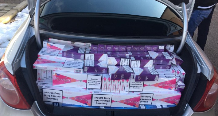 Policija u prtljažniku "passata" pronašla 6.000 kutija cigareta