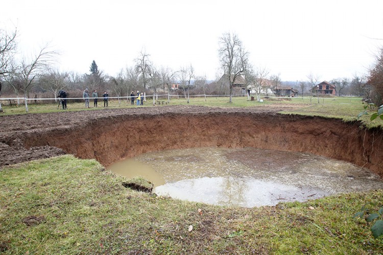 Trideset rupa kod Petrinje, najveća u selu Mečenčani