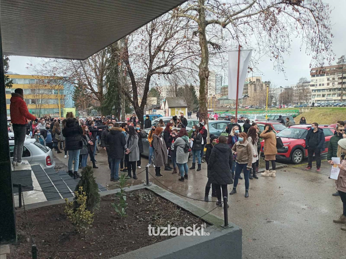 Studenti iz Tuzle odlaze u Srbiju na vakcinaciju: Vlast u TK ignoriše nas, odgovor iz Srbije stigao za manje od 12 sati