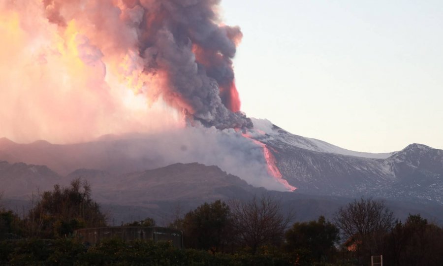 Eruptirala Etna uz velike količine pepela i lave