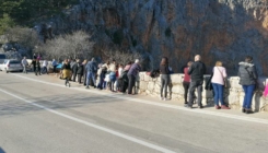 'Najduži šank' u Hrvatskoj postao hit: Kafići ne rade, ali kafica na suncu se ne propušta