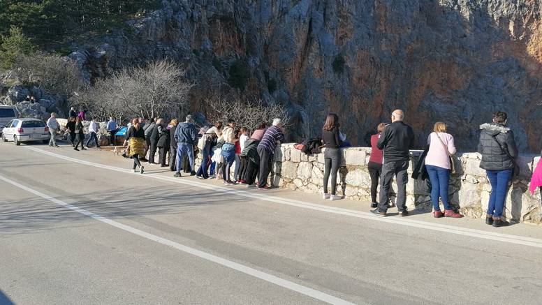 'Najduži šank' u Hrvatskoj postao hit: Kafići ne rade, ali kafica na suncu se ne propušta