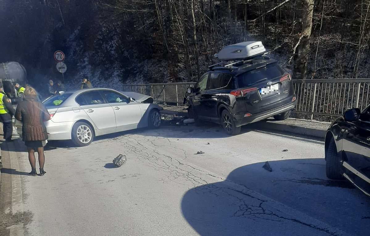 Saobraćajna nesreća na putu Olovo – Kladanj: Pet osoba povrijeđeno