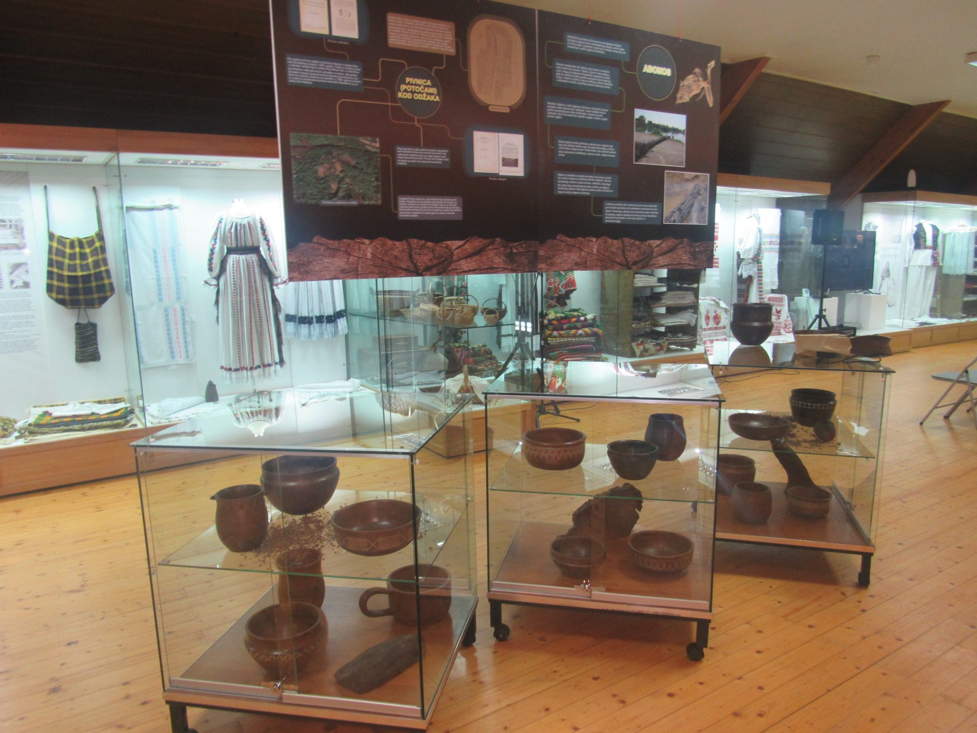 Replike prahistorijske grnčarije na izložbi u Muzeju istočne Bosne u Tuzli