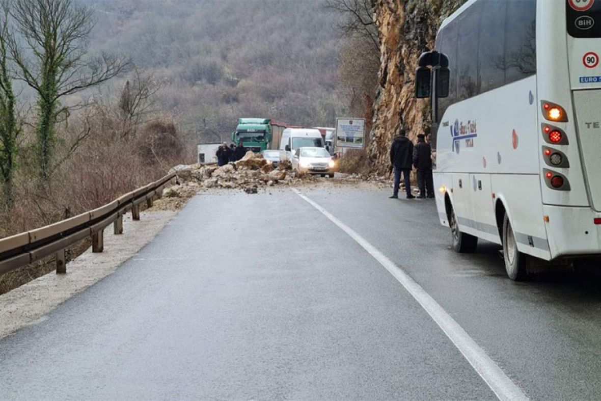 Odron na magistralnom putu u BiH, saobraćaj obustavljen