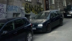 Srušio se dio fasade sa zgrade u centru Sarajeva, oštećen jedan automobil