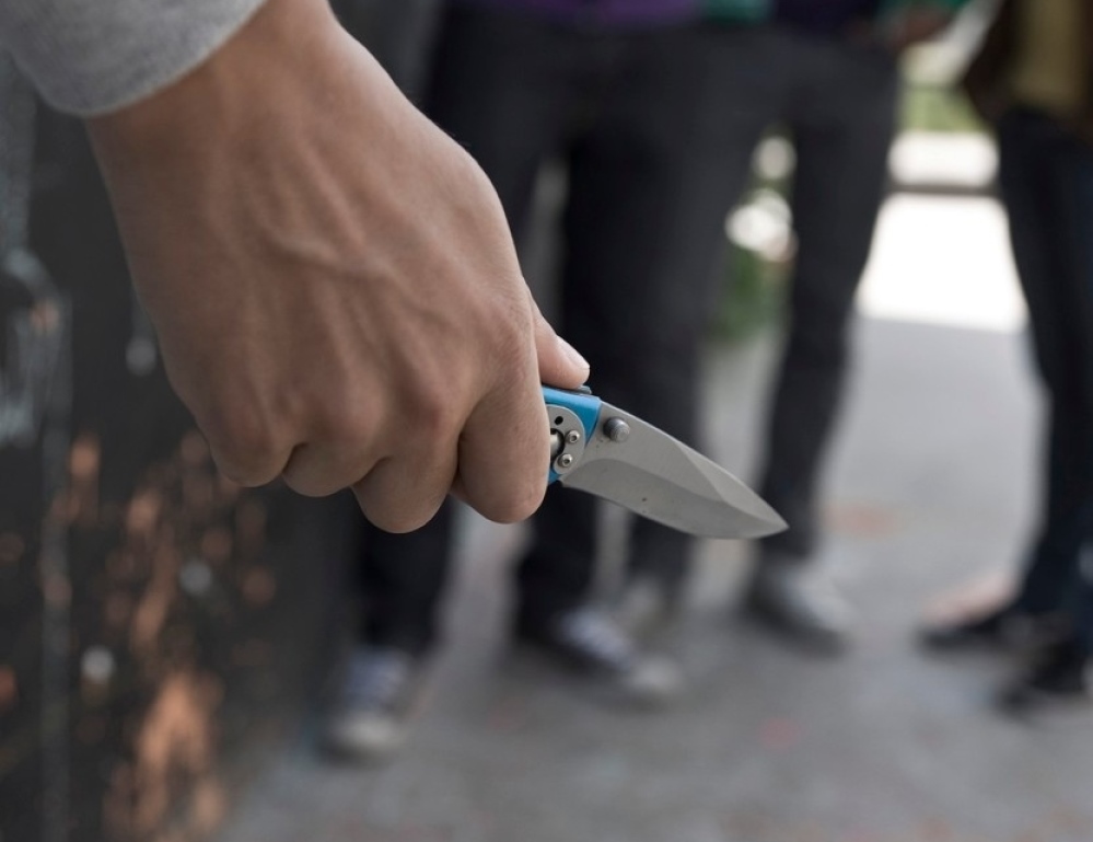 Učenik osnovne škole se hvalio da ima nož pa povrijedio drugaricu iz razreda